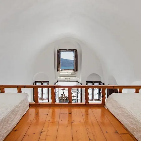 Very Welcoming And Cozy In Santorini