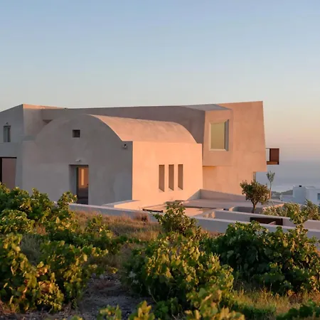 Very Welcoming And Cozy In Santorini